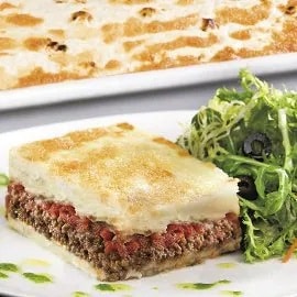 Loomaliha-, baklažaani- ja tomati-moussaka kreemise bešamellkastmega Loomaliha-, baklažaani- ja tomati-moussaka kreemise bešamellkastmega